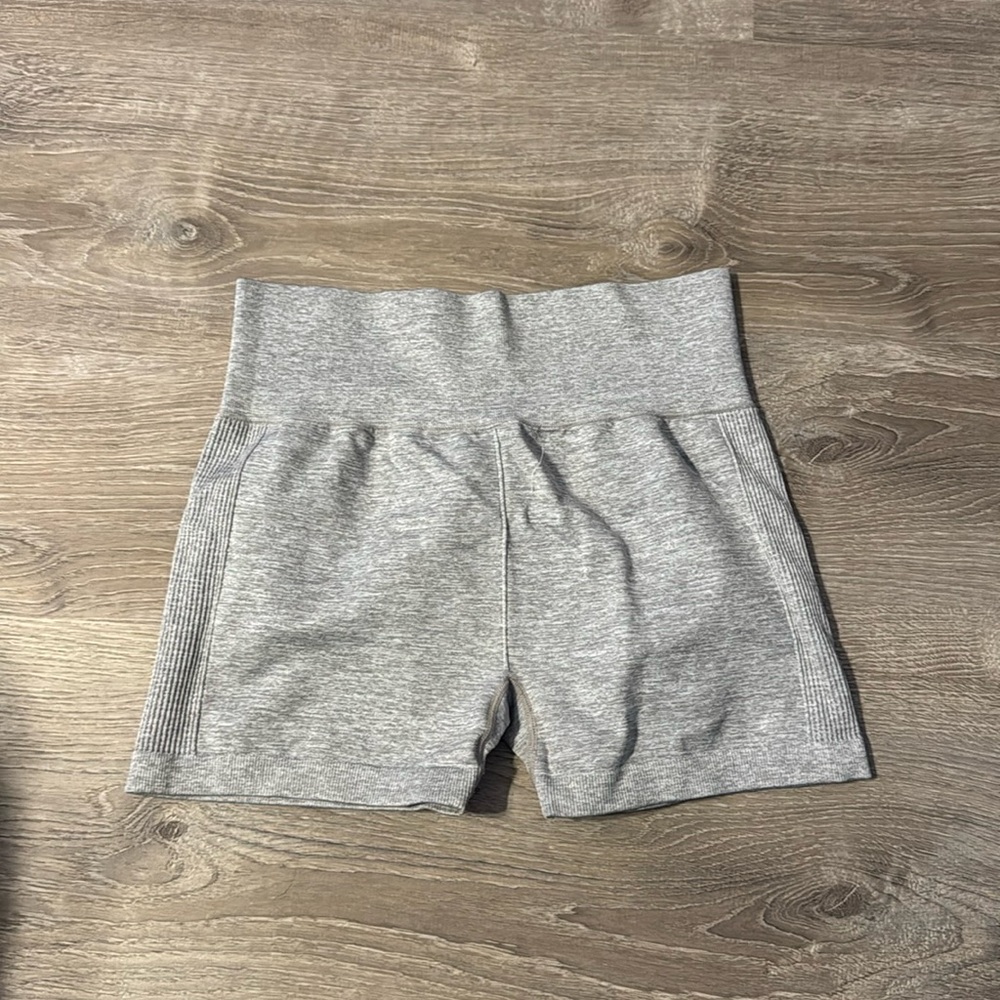 grey shorts